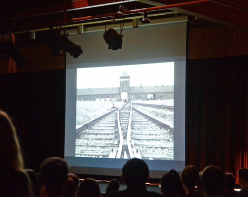 Ein Zug mit Deportierten erreicht wieder einmal das Vernichtungslager - Foto: JPH