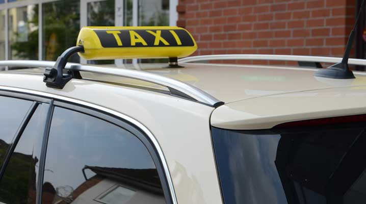 Reifen an mehreren Taxis in Lehrte aufgeschlitzt