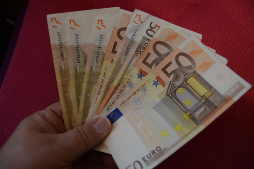 Ehrlicher Finder gibt Geldbörse mit 1700 Euro ab