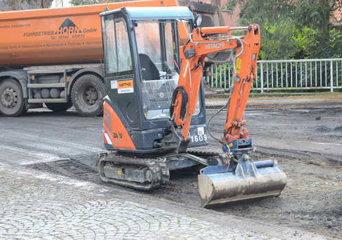 Asphaltarbeiten auf der B 188 in Burgdorf an der Abfahrt zur B 443