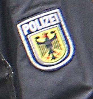 Mann randaliert am ICE in Hannover: drei verletzte Polizeibeamte