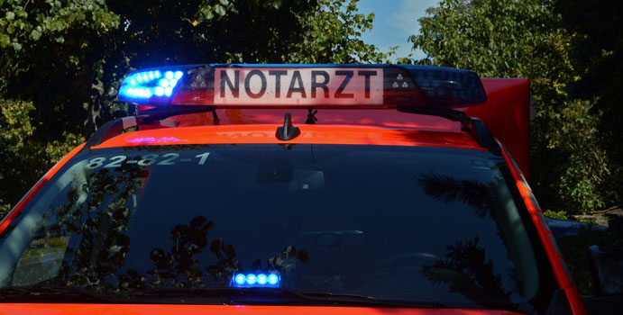 Krankheitsfall: PKW prallt in Isernhagen gegen Baum – Fahrer in Lebensgefahr, ein Kind leicht verletzt