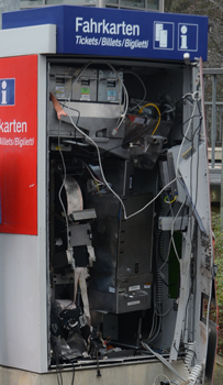 Unbekannte Täter sprengen Fahrkartenautomaten in Bemerode
