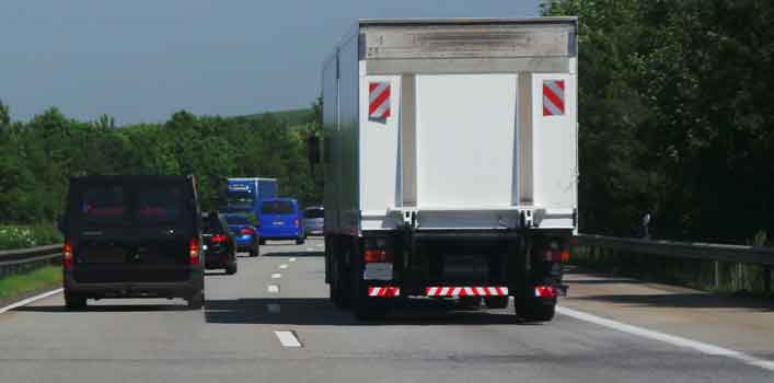 ADAC zählt falsch abgestellt LKW auf Rastanlagen: gefährliche Zustände und ein hohes Unfallrisiko