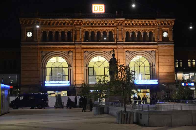 Junger Mann wirft Polenböller vor Familie mit Baby am Hauptbahnhof