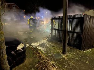 Die Feuerwehr Sehnde konnte die brennenden Container schnell löschen.