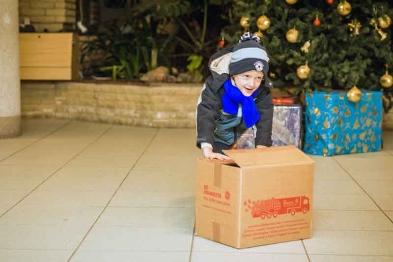 Der Johanniter-Weihnachtstrucker: Erste Pakete gehen auf Reisen