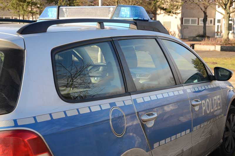 Polizei sucht schwarzen Wagen nach Fahrerflucht in Lehrte