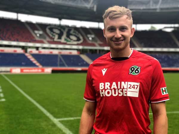 Neuer Vertrag unterschrieben: Jannik Dehm bleibt bei Hannover 96