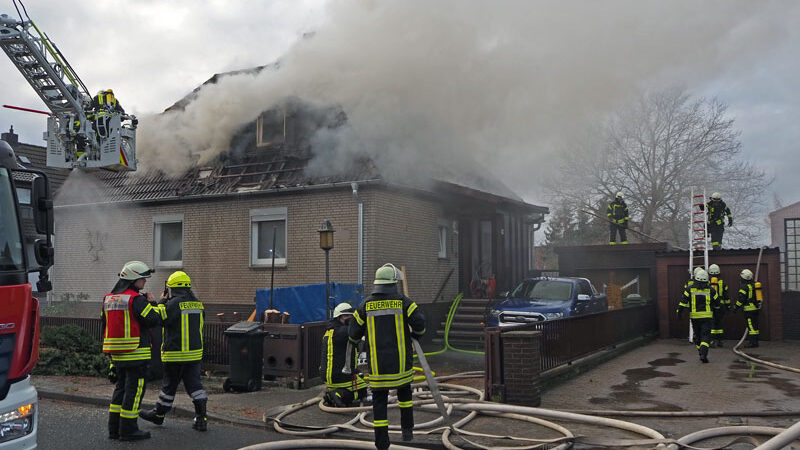 Brand in Rethmar: Haus abgerissen – Brandwache organisiert
