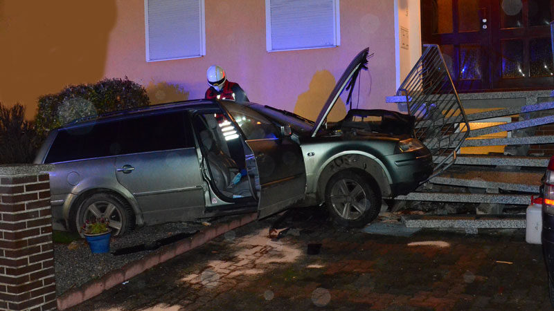 Unfall in Bolzum: PKW fährt durch Vorgarten, rammt Hauswand und -treppe – Fahrer verschwindet