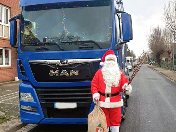 Der Weihnachtsmann kommt per Truck durch Sehnde