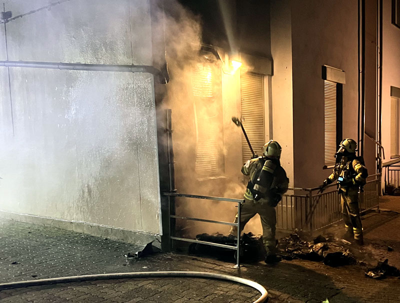 Containerbrand an Hausfassade in Lehrte