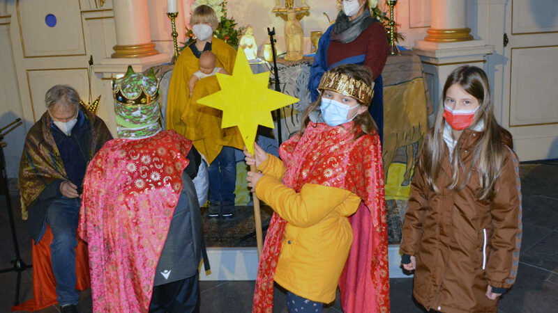 Kinder und Erwachsene folgen dem Stern von Bethlehem durch Sehnde