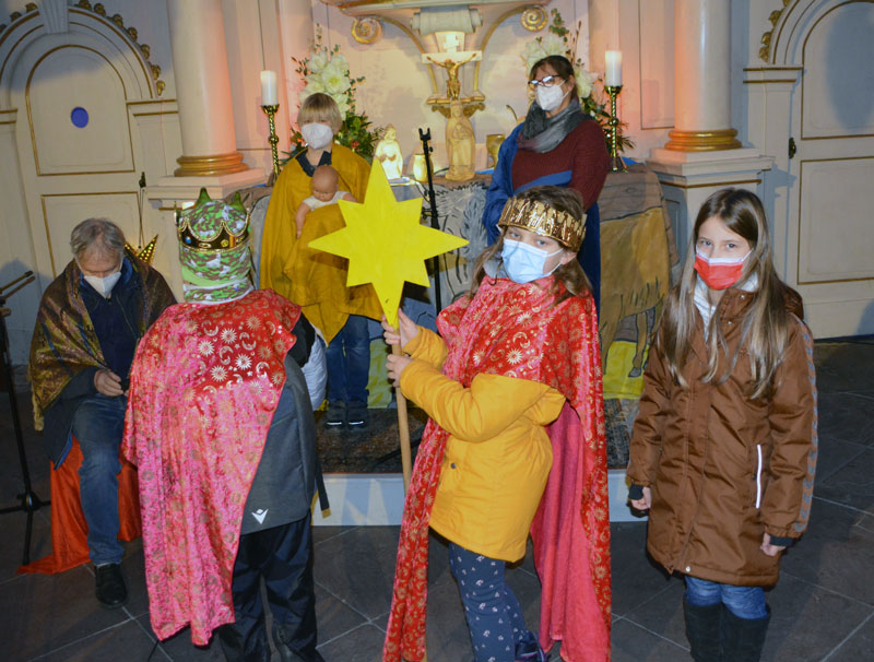 Kinder und Erwachsene folgen dem Stern von Bethlehem durch Sehnde