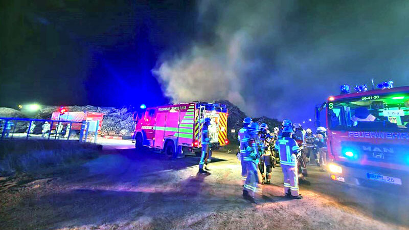Brand beim Holzrecycling-Betrieb in Lehrte – Großaufgebot der Feuerwehr im Einsatz