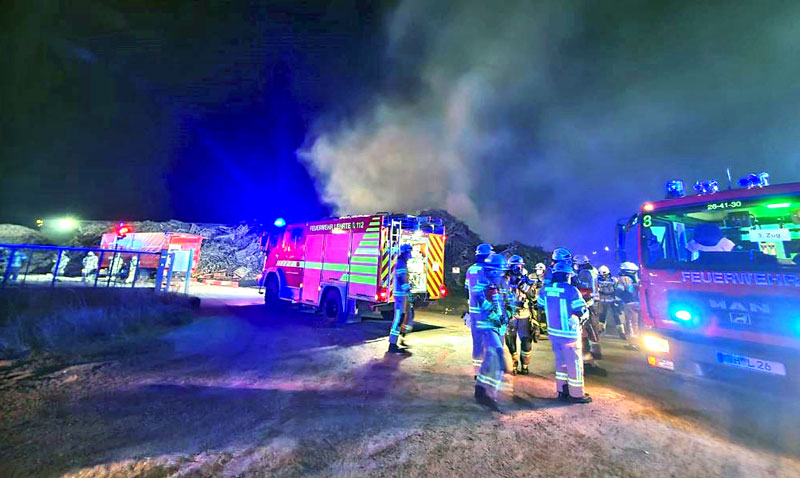 Brand beim Holzrecycling-Betrieb in Lehrte – Großaufgebot der Feuerwehr im Einsatz