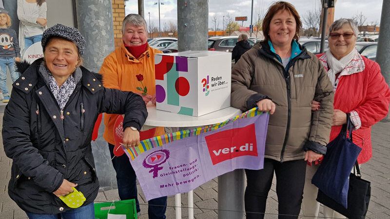 Informationsstand zum Frauentag 2022 im Einkaufszentrum Zuckerfabrik in Lehrte