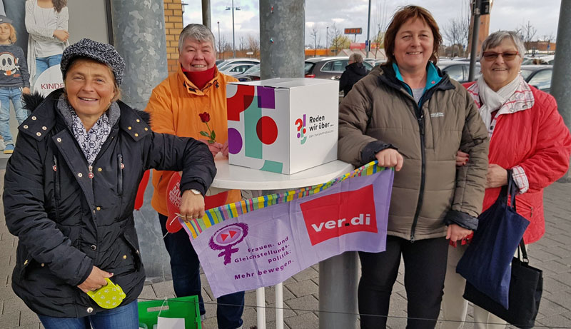 Informationsstand zum Frauentag 2022 im Einkaufszentrum Zuckerfabrik in Lehrte