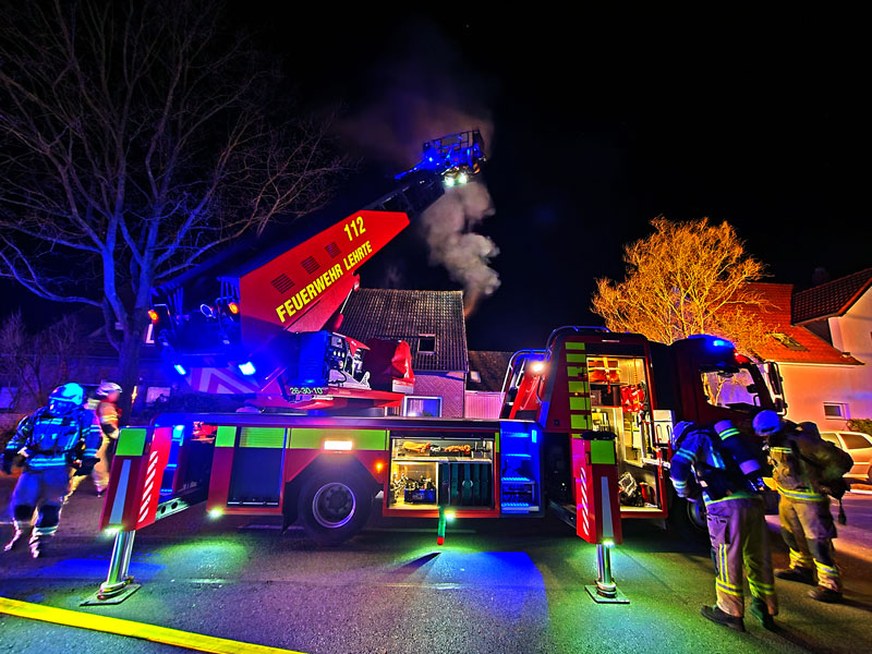 Feuerwehren aus Lehrter Stadtgebiet verhindern ausgedehnten Dachstuhlbrand