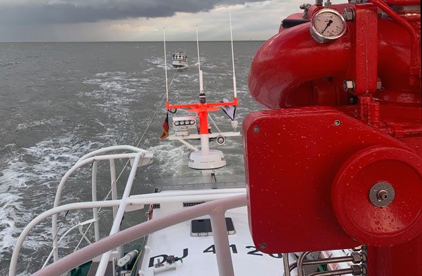 Wassereinbruch am Großschifffahrtsweg – Seenotretter schleppen Boote in den Hafen