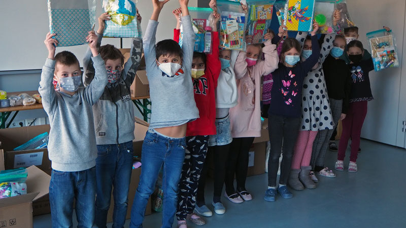 Freude ins Leid bringen: Sehnder Schulkinder spenden für ukrainische Kinder