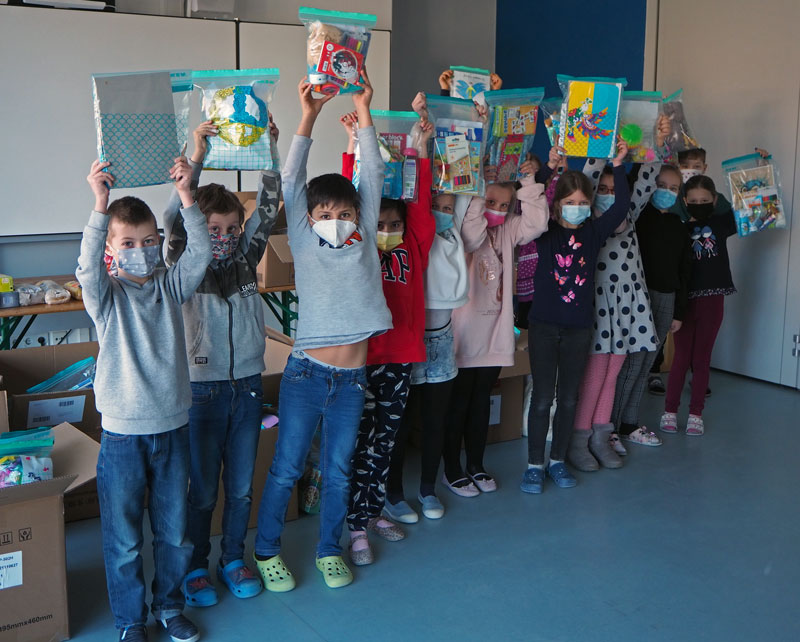 Freude ins Leid bringen: Sehnder Schulkinder spenden für ukrainische Kinder