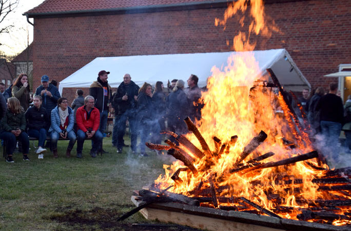 Gut besuchtes Osterfeuer auf der Bürgerwiese in Wehmingen
