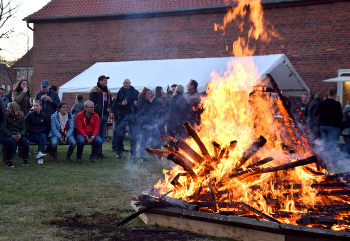 Gut besuchtes Osterfeuer auf der Bürgerwiese in Wehmingen