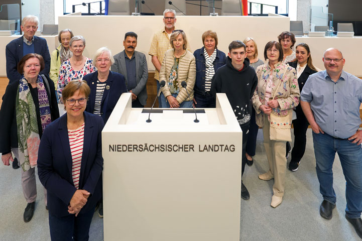 Sehnder Tafel-Ehrenamtliche besuchen Dr. Lesemann im Landtag