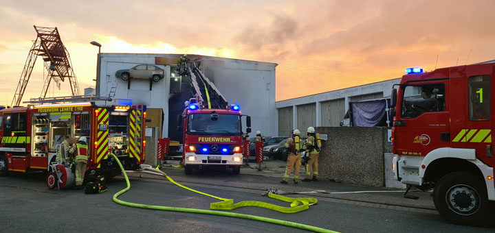 Feuer in Abschleppunternehmen in Lehrte: Elektroroller und mehrere PKW brennen in Halle