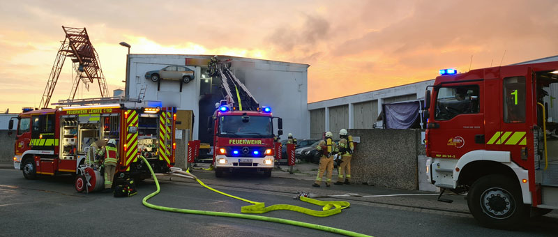 Feuer in Abschleppunternehmen in Lehrte: Elektroroller und mehrere PKW brennen in Halle