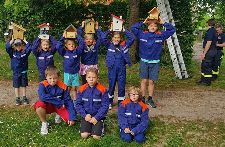 Jugendfeuerwehr Wassel bietet Nisthilfen für Vögel an