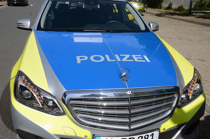 Geisterfahrer mit Sattelzug beschädigt Leitplanke auf A 7 und flieht