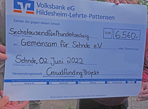 Sehnder Crowdfunding erfolgreich – 22 Blumenampeln angebracht