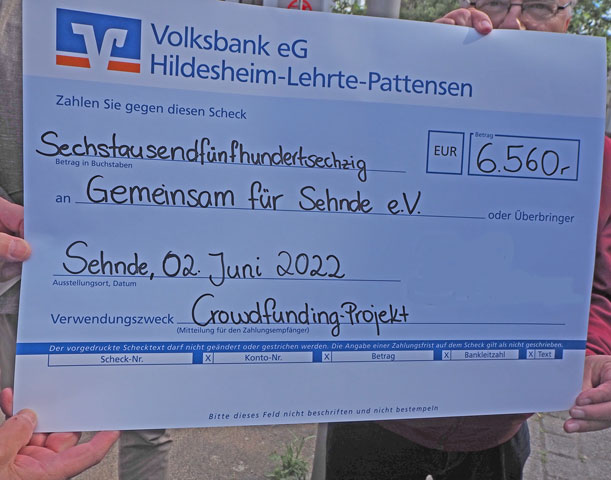 Sehnder Crowdfunding erfolgreich – 22 Blumenampeln angebracht