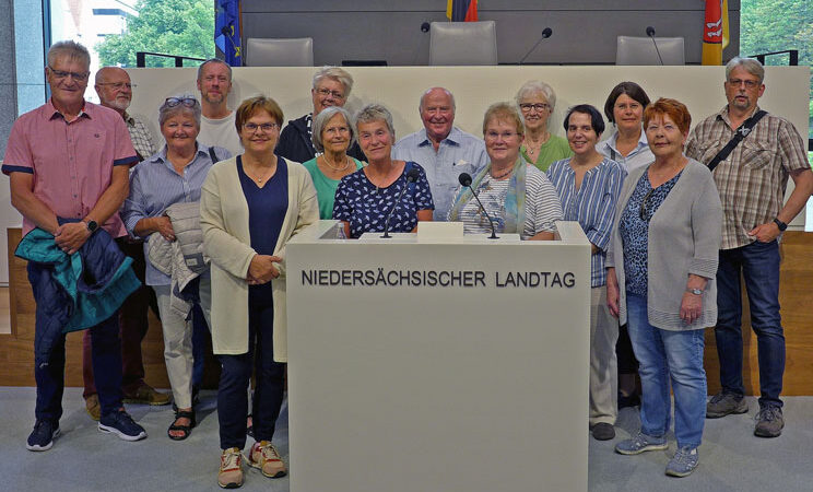 MdL Dr. Silke Lesemann führt durch den Landtag