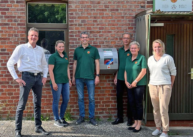Schützenverein Klein Lobke erhält VRmobil-Defibrillator