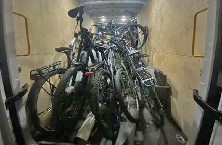 Transporter mit mehreren hochwertigen Fahrrädern sichergestellt – Polizei sucht Besitzer