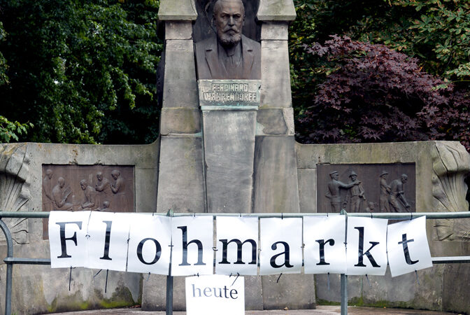 In Ilten im Schatten alter Bäume auf dem Flohmarkt stöbern