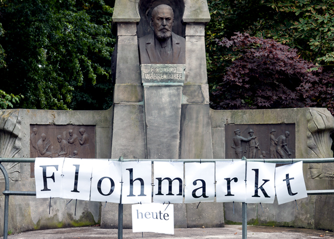 In Ilten im Schatten alter Bäume auf dem Flohmarkt stöbern