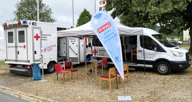 Rollendes Impfteam vom Roten Kreuz kommt mit BA.5-Vakzin nach Burgdorf