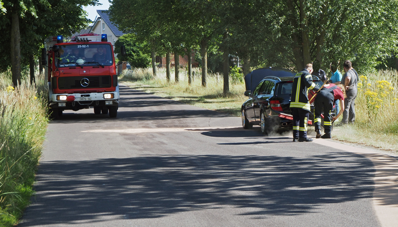 Ölspur in der Billerbachstraße – Feuerwehr streut Bindemittel