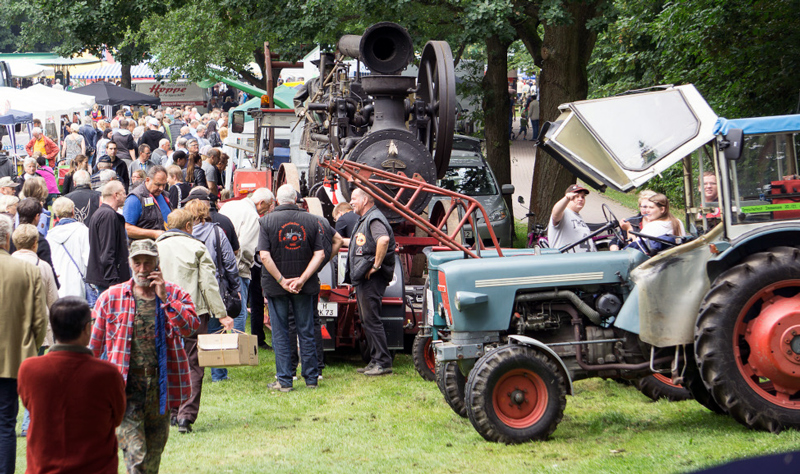 247. Burgdorfer Pferde- und Hobbytiermarkt: Blaulichtmeile und historische Trecker