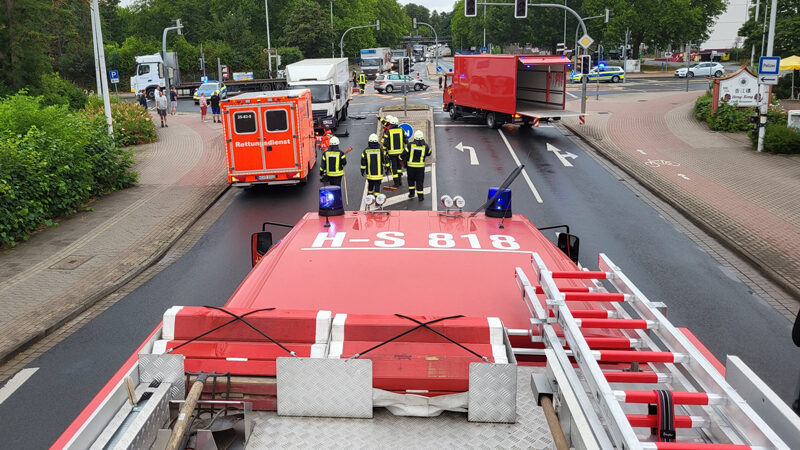 Unfall an der Kreuzung B65/B443 – Feuerwehr streut auslaufende Betriebsstoffe ab
