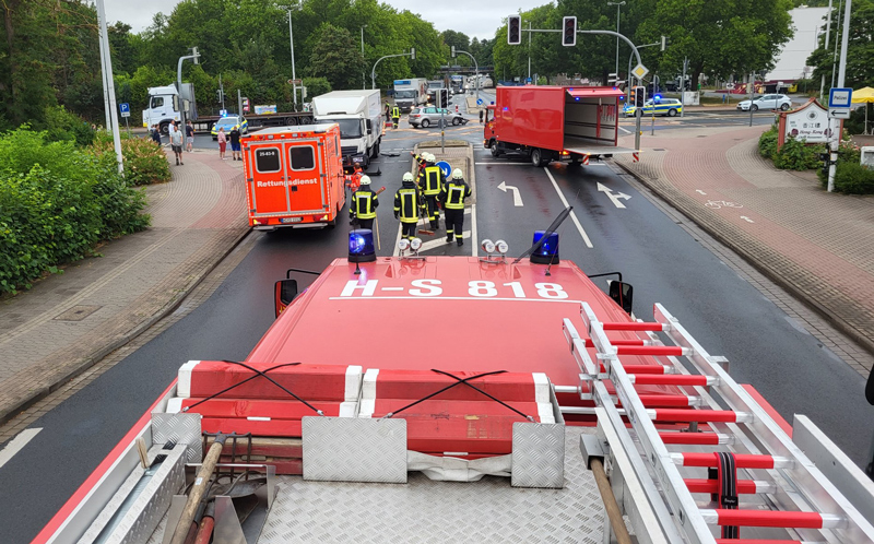 Unfall an der Kreuzung B65/B443 – Feuerwehr streut auslaufende Betriebsstoffe ab
