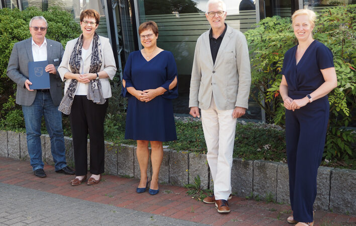 Ministerin Birgit Honé übergibt Förderbetrag zur Biodiversität in Sehnde