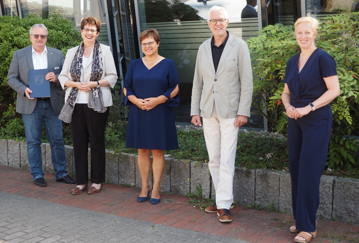 Ministerin Birgit Honé übergibt Förderbetrag zur Biodiversität in Sehnde