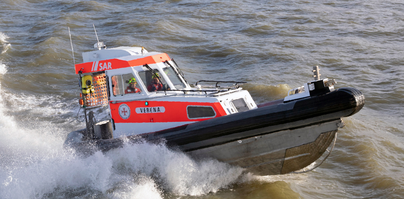 Seenotretter retten zwei Schiffbrüchige vor Helgoland aus Lebensgefahr
