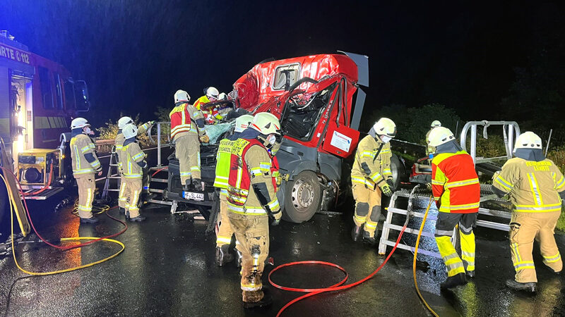 LKW-Fahrer auf der A 2 bei Unfall tödlich verletzt, zwei leichter Verletzte